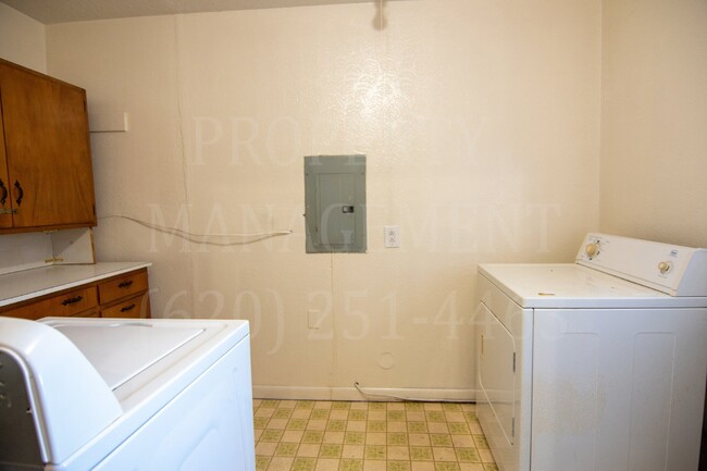 Building Photo - Weekly Rental 2 Bedroom 1 Bathroom on cul-...