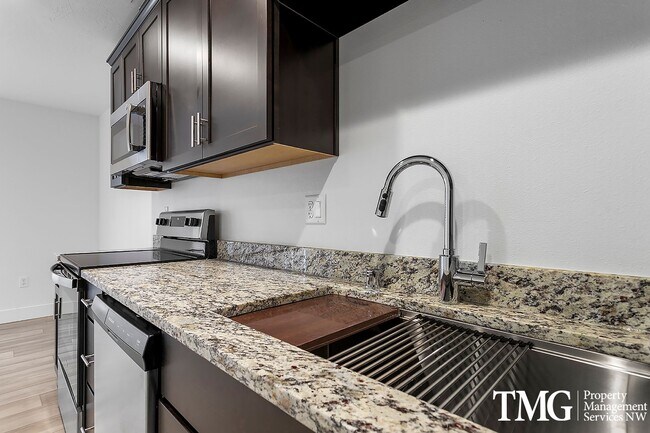 Building Photo - 977 Creer Way