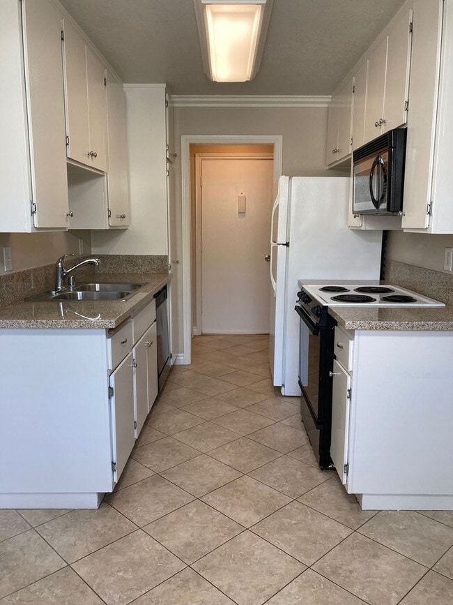 Building Photo - 12200 Montecito Rd