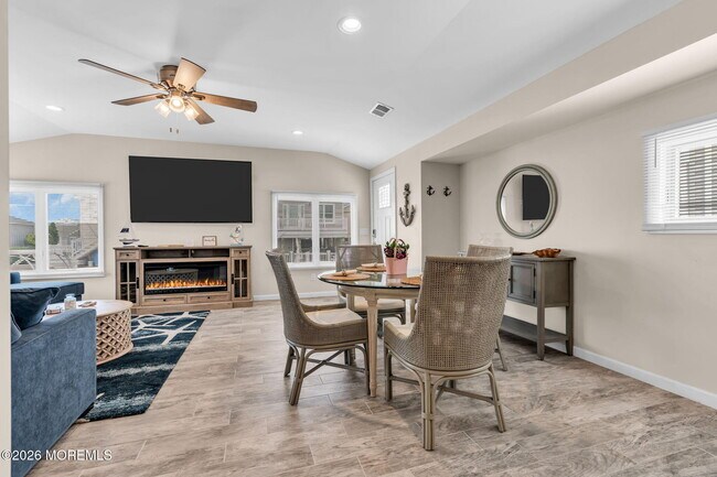 Building Photo - 208 Mallard Ln