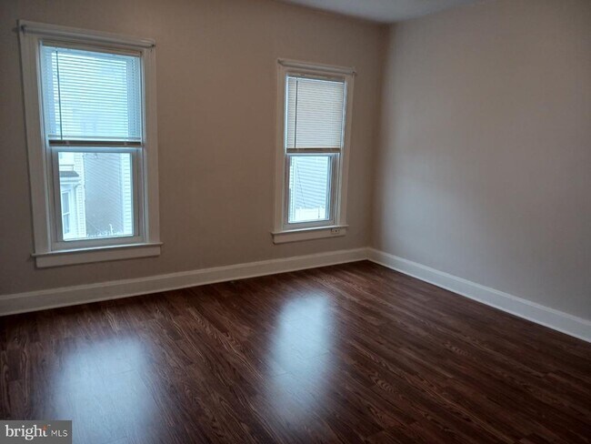 Building Photo - 443 N Mulberry St