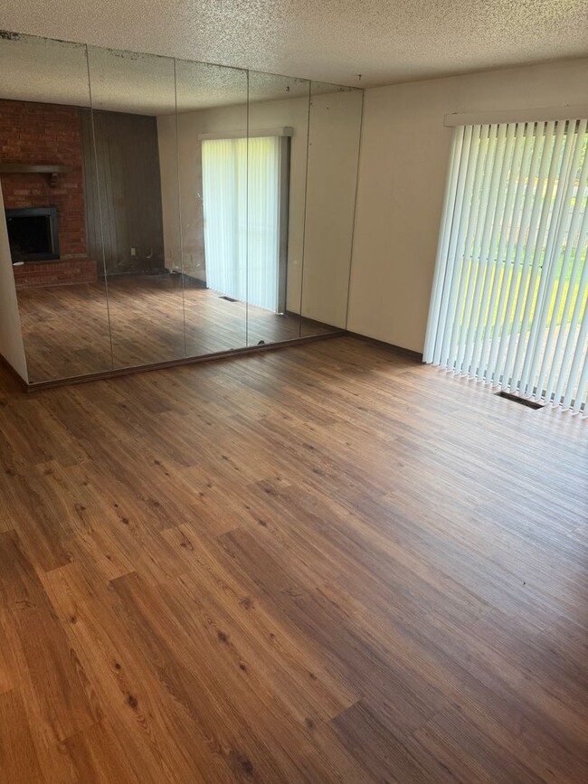 Building Photo - For Rent - Charming 3 bedroom home in Yukon!