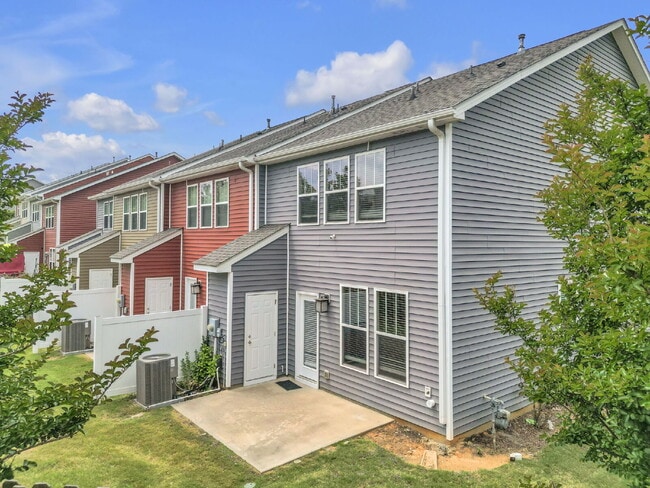 Building Photo - Stylish 3BR/2.5BA END-UNIT Townhome with Garage in Camelot Townes! $1,650/mo rent