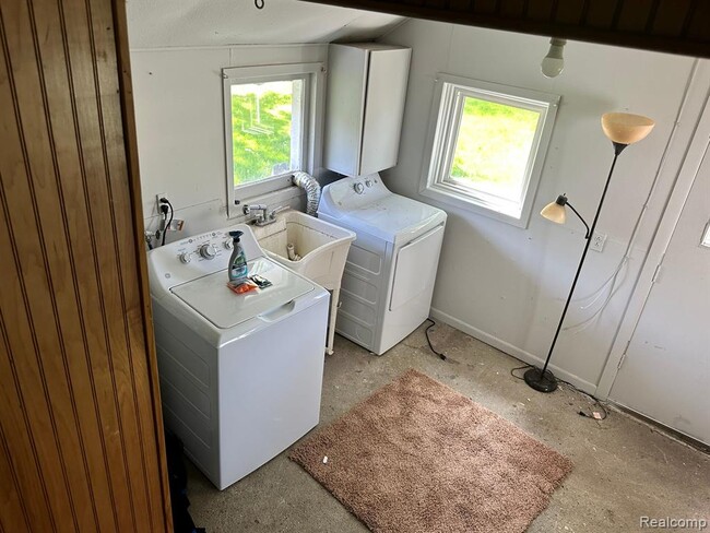 Building Photo - 47611 Ford Rd