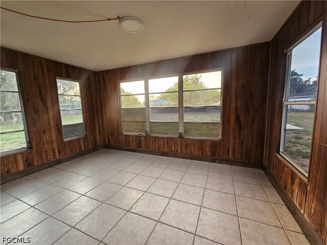 Building Photo - 423 Morgan Cir S