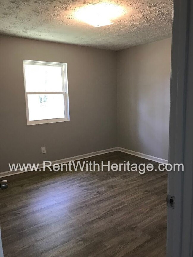 Building Photo - FANTASTIC 2 BEDROOM 1.5 BATH DUPLEX WITH ALL THE UPGRADES / GREAT LOCATION