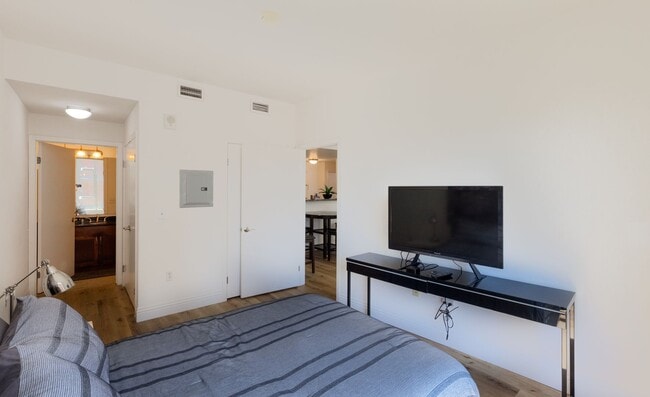 Building Photo - 530 K St