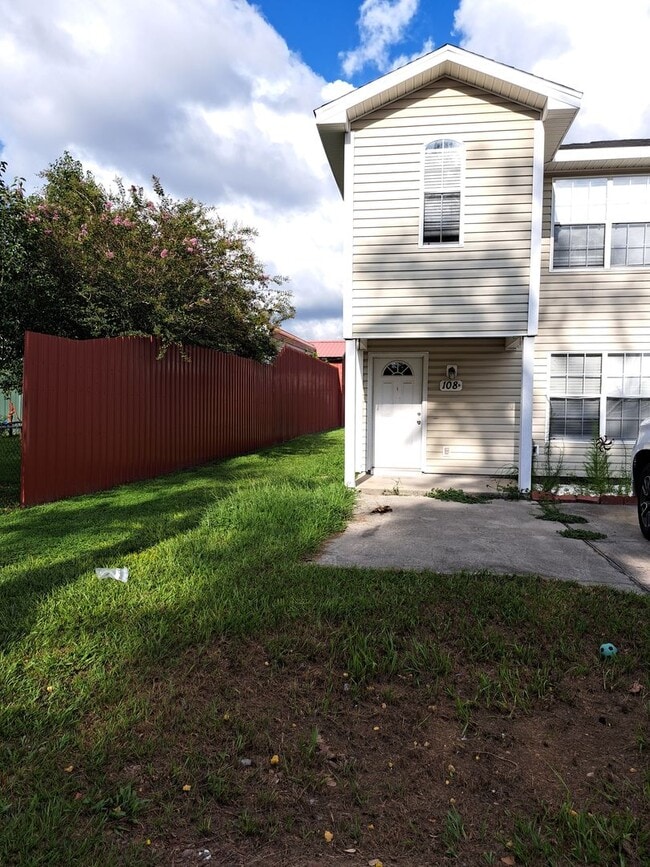 Primary Photo - 108 Gray Ave Unit C