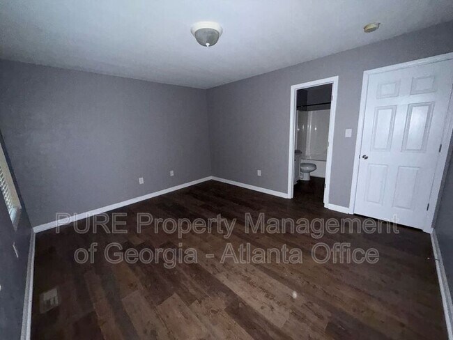 Building Photo - 4210 Oakwood Rd