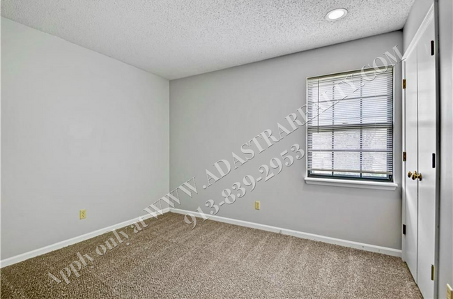 Building Photo - 3 Bed 1.5 Bath Duplex in Blue Valley Schoo...