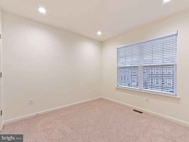 Building Photo - 523 Chestnut Ct