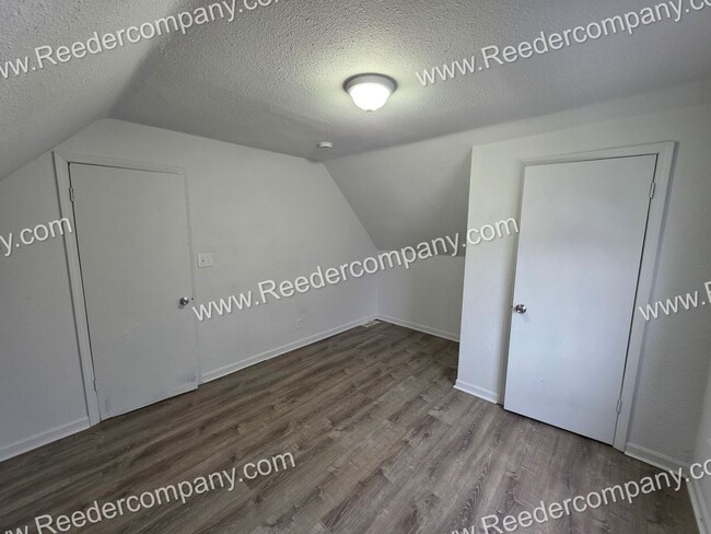 Building Photo - Spacious 4 bedroom 1 bathroom house