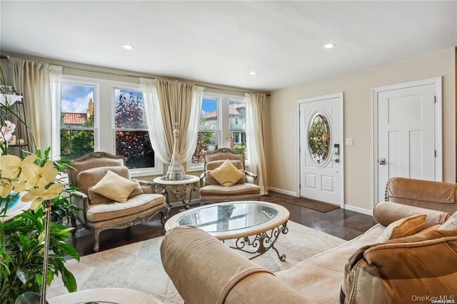 Building Photo - 225 E Walnut St