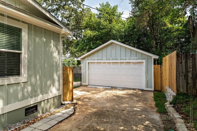 Building Photo - Gorgeous Spring Hill Home!