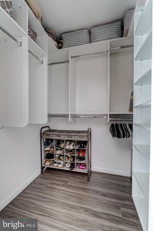 Building Photo - 11260 Chestnut Grove Square