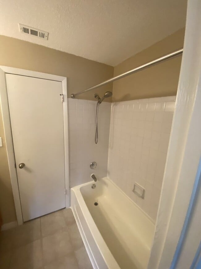 Building Photo - 2 Bed 2 Bath Condo with fireplace!!!