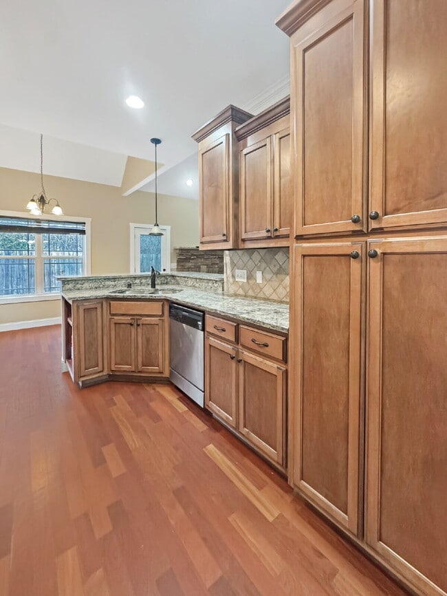 Building Photo - Gorgeous Home Available Immediately in City of Gainesville!