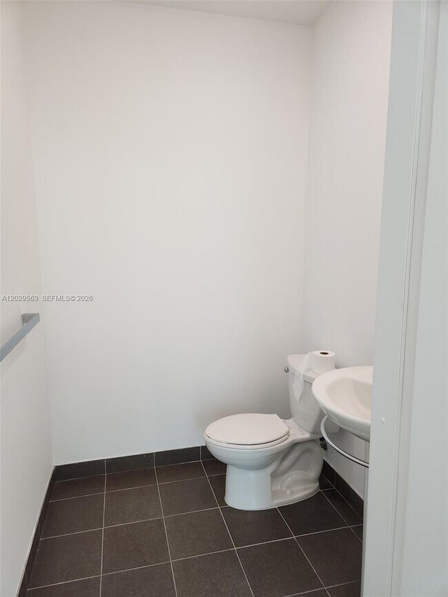 Building Photo - 300 S Biscayne Blvd