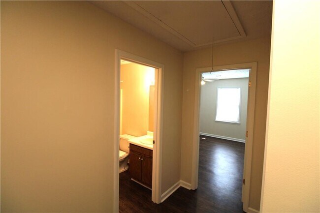 Building Photo - 2320 Ridgedale Dr SW