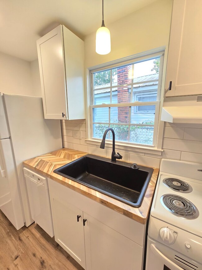 Building Photo - DOWNTOWN WILMINGTON - RENOVATED! Castle St...