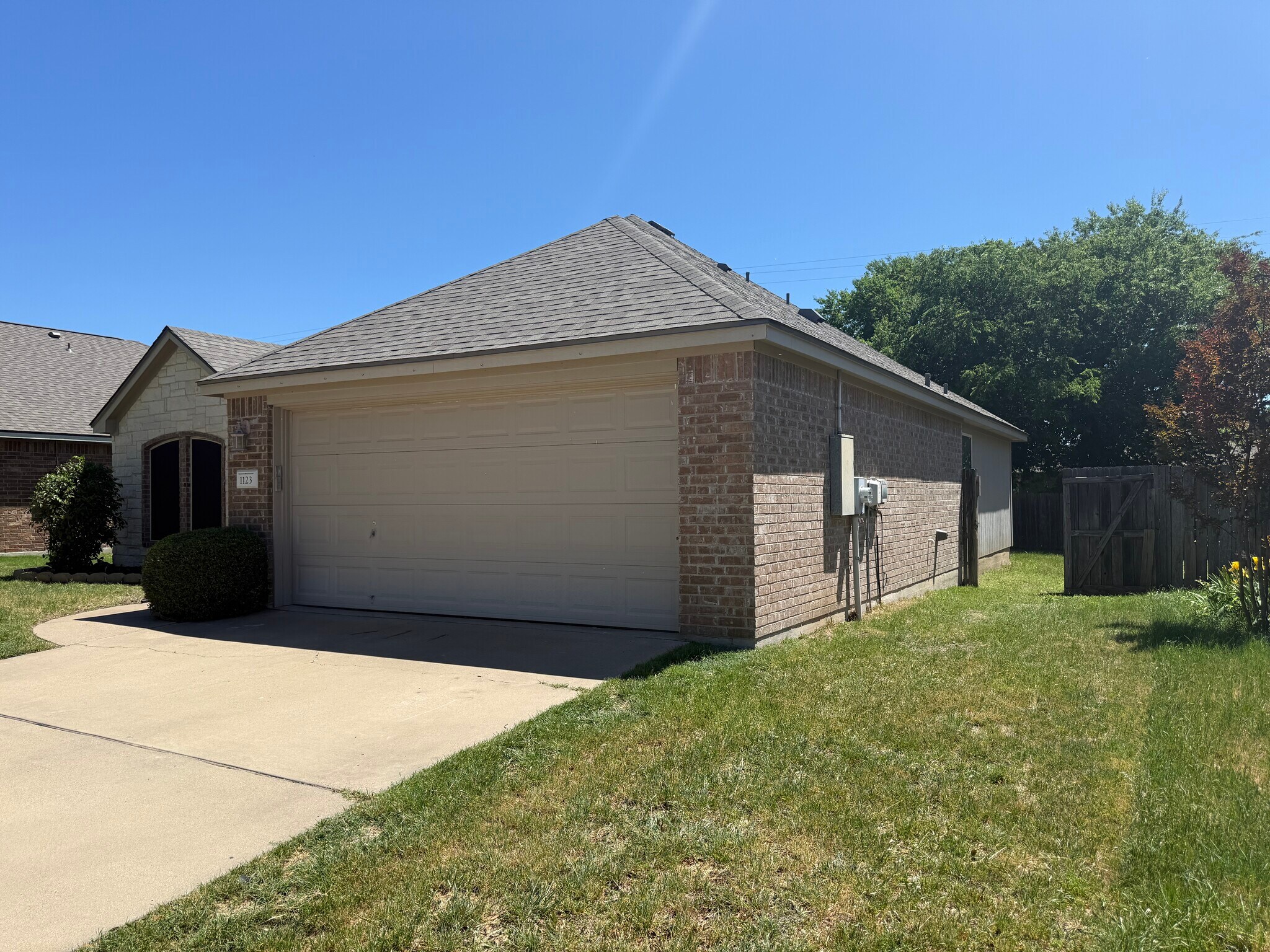 Building Photo - 1123 Neuberry Cliffe