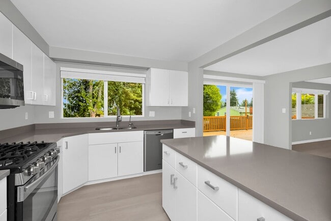 Building Photo - 17145 NE 5th Pl