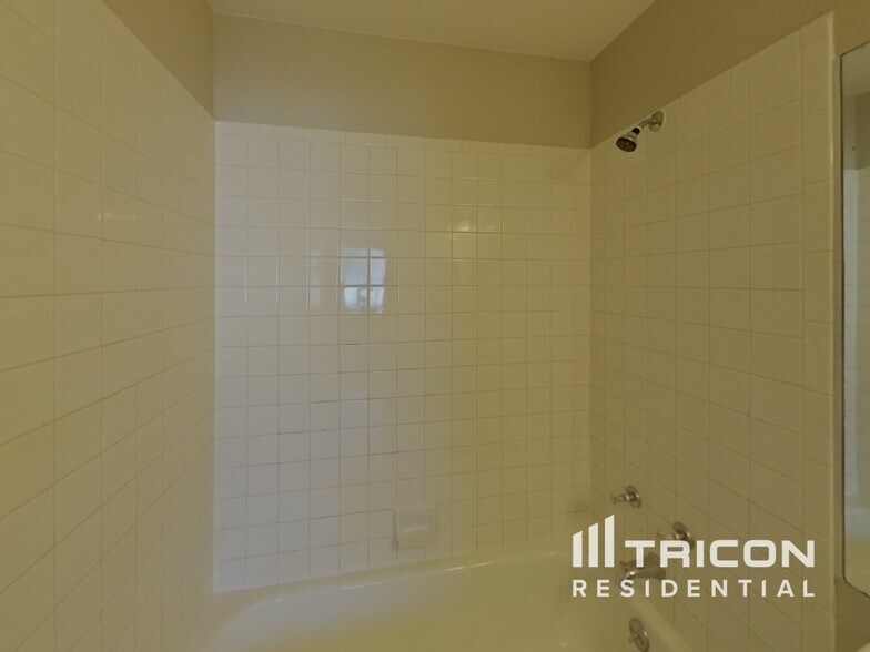 Building Photo - 1584 Canoe Creek Dr N