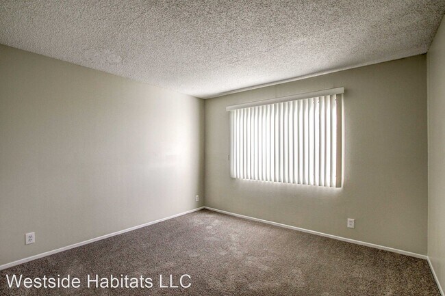 Building Photo - 17211 Chatsworth St