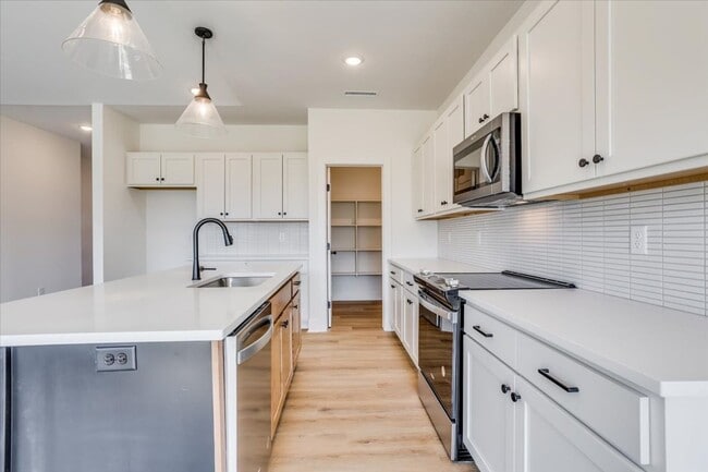 Building Photo - Beautiful Single Family Home!