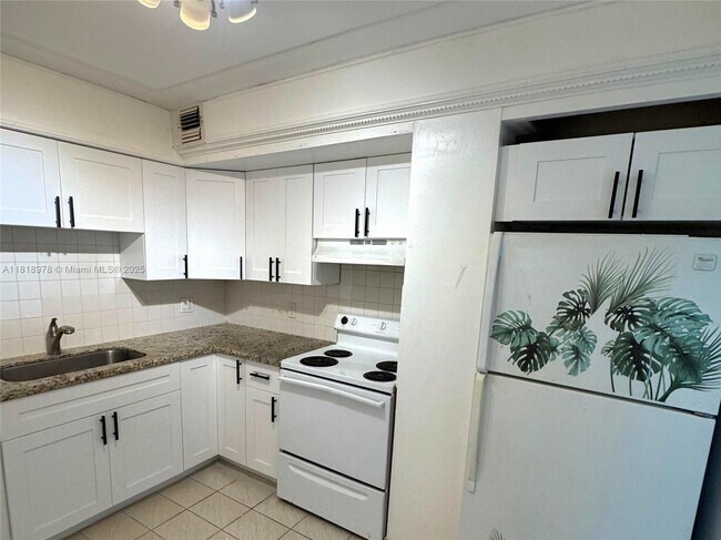 Building Photo - 2500 NE 135th St