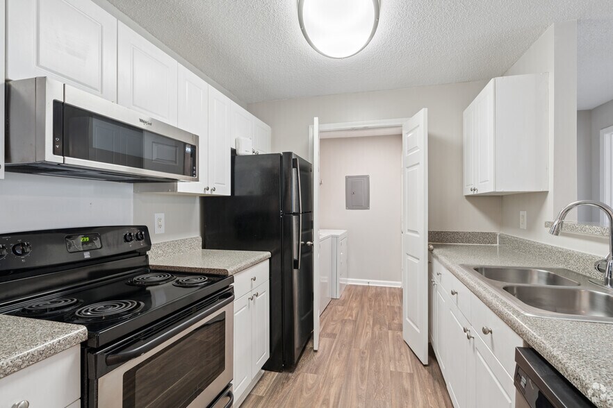 2BR, 2BA - 1,186SF - Kitchen - Ashford at Spring Lake