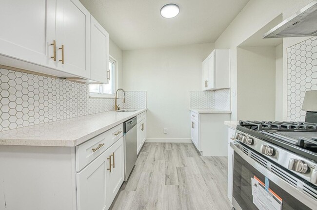 Building Photo - Beautifully Updated 3-Bedroom Single-Famil...