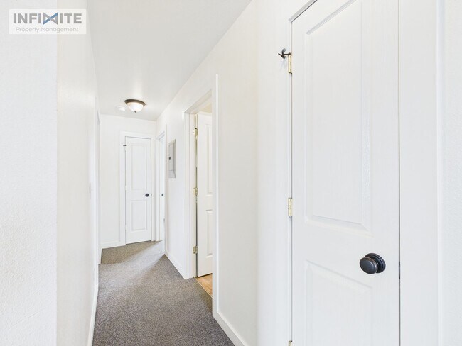 Building Photo - Super Comfy Apartment