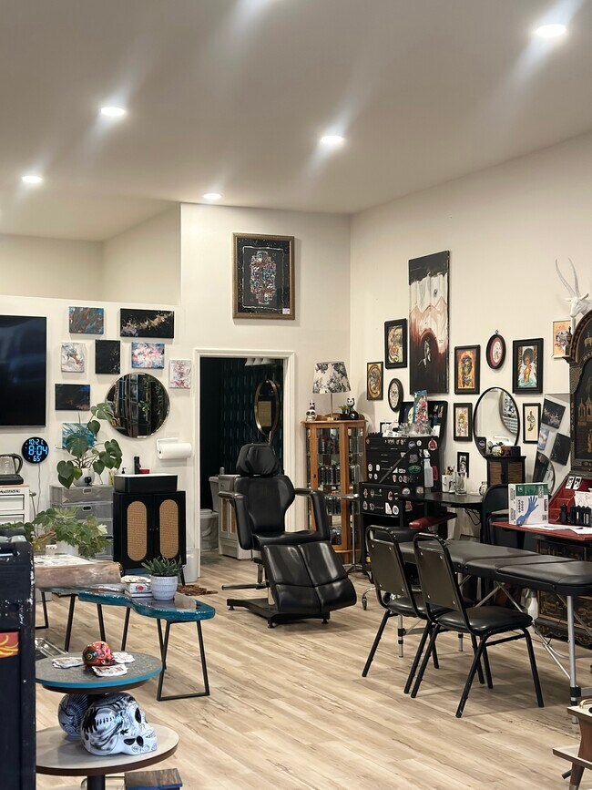 Building Photo - 911 E 5th St