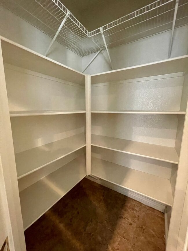 Building Photo - Great Spacious 3 bedroom Townhome Availabl...