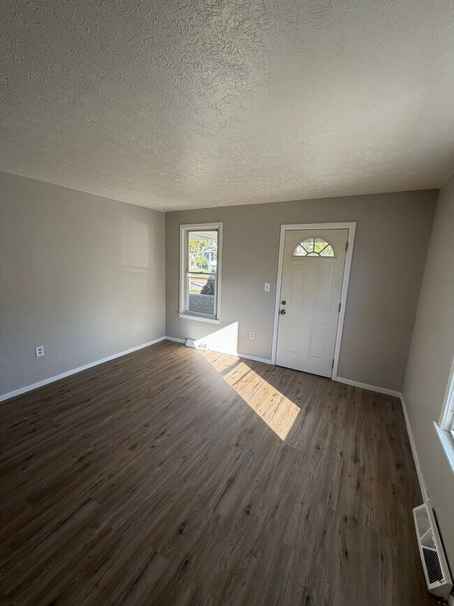 Building Photo - 2200 W 103rd St