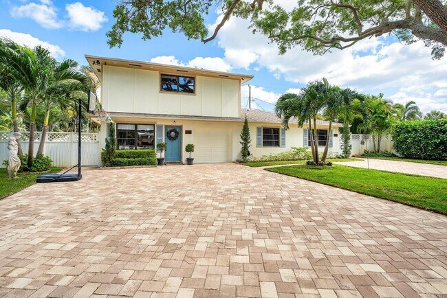 Building Photo - 2101 N Palm Cir