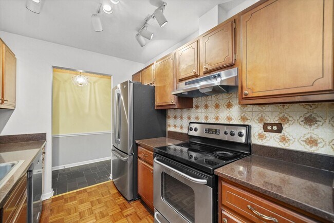 Building Photo - 2300 Windsor Mall