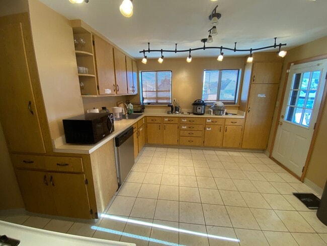 Building Photo - Charming 5 Bed 2 Bath House in Carnegie!