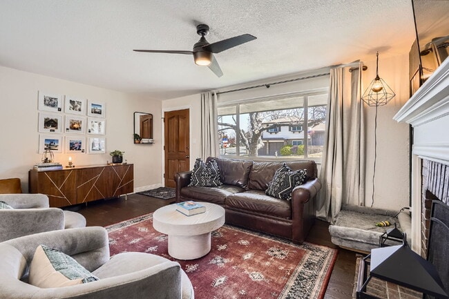 Building Photo - Available September! Charming House for rent in the Crest Club neighborhood!