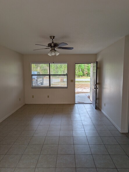 Building Photo - 371 NW Lake City Ave