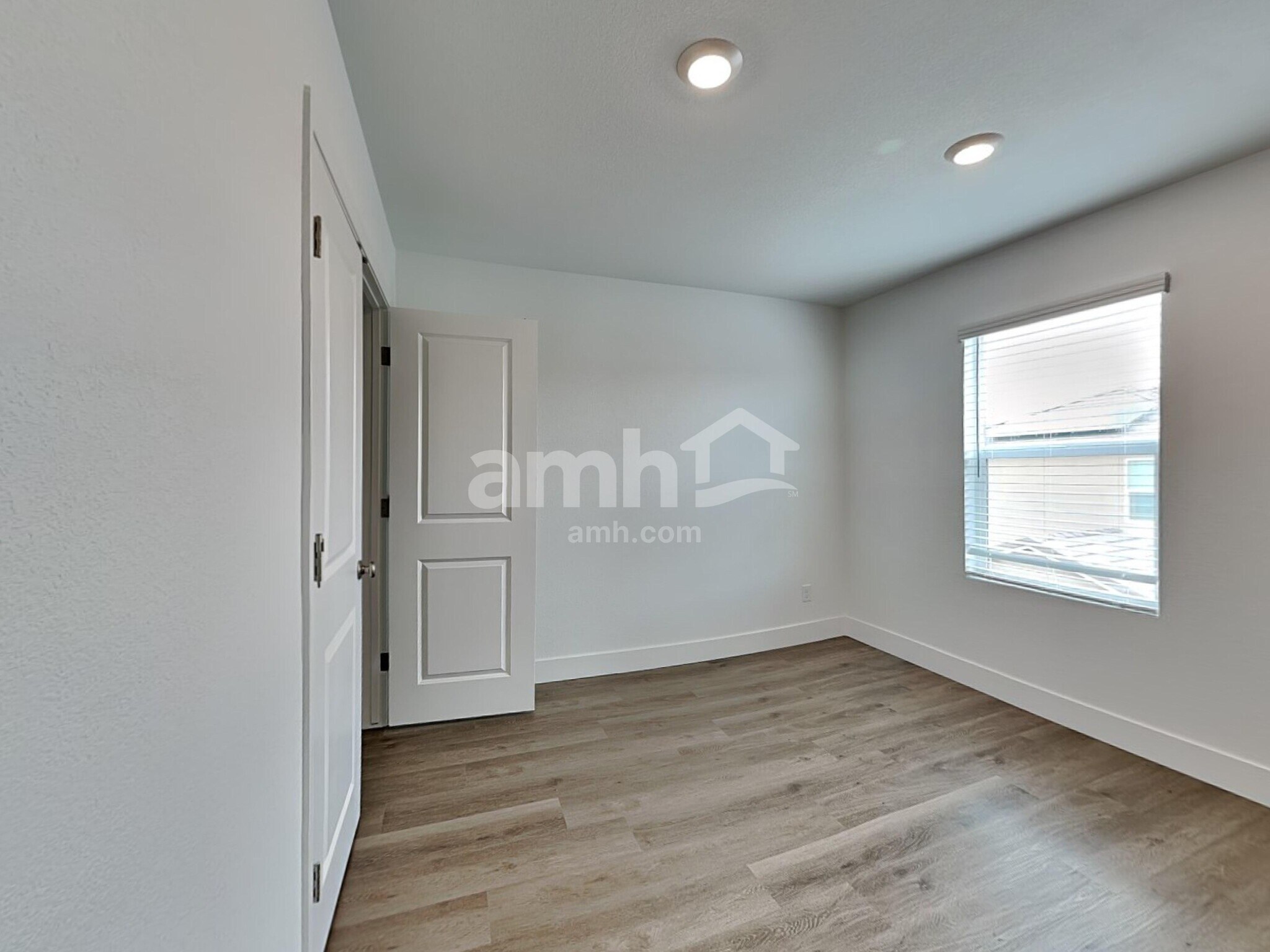 Building Photo - 5848 Vaes Dothrak St