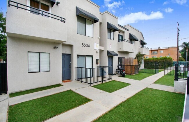 Building Photo - 5804 Woodman Ave