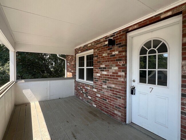 Building Photo - 72 Oak St