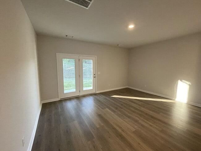 Building Photo - Townhome less than 2 miles from Downtown C...