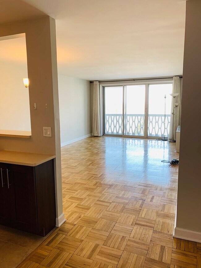 Building Photo - 2000 Linwood Ave