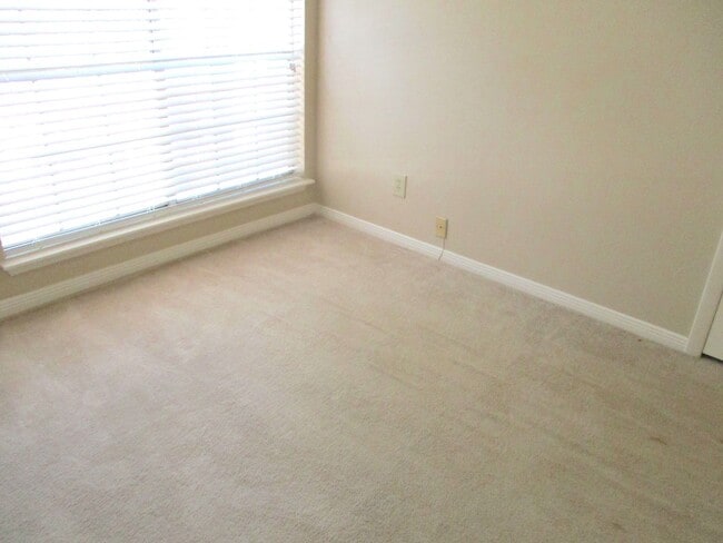 Building Photo - GET A BIG HOUSE FOR A SMALL PRICE IN BEAR CREEK