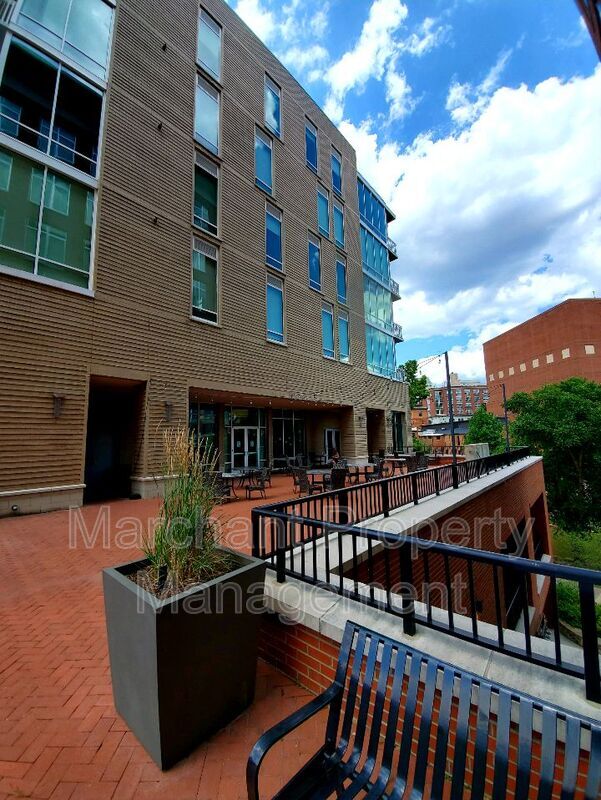 Building Photo - 220 Riverplace