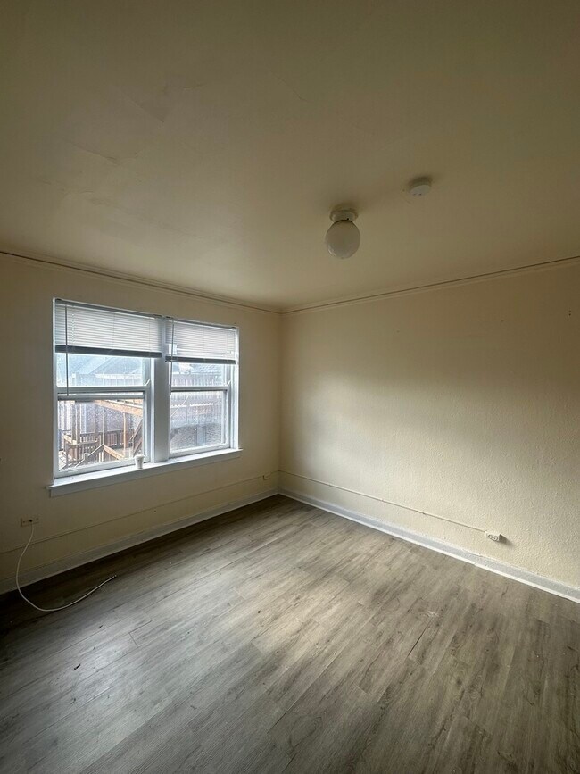 Building Photo - 633 W Deming Pl