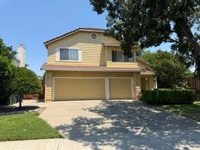 Building Photo - Gorgeous Tracy 4 Bedroom 2.5 Bathroom Home